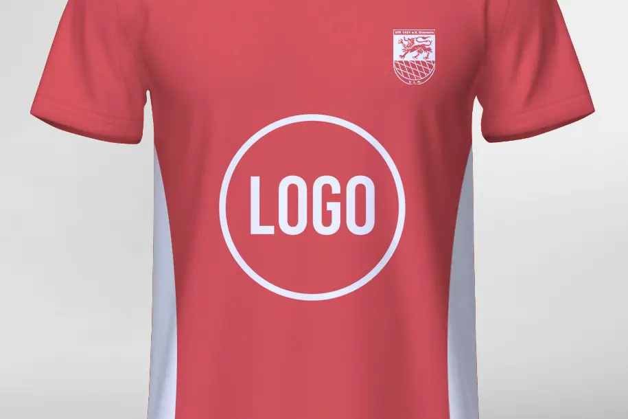 Trikot des VfR Simmern in Rot mit einem großen weißen Sponsoren-Logo in der Mitte und einem Vereinswappen auf der linken Brustseite.
