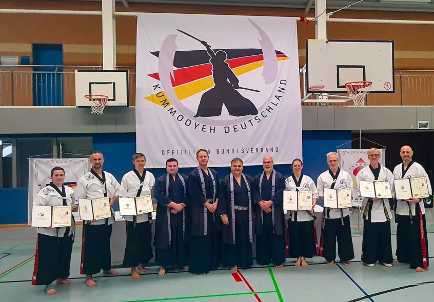 Die Absolventinnen der Bundes Dan Prüfung Kummooyeh in Wolfenbüttel am 21.11.2025, darunter Carsten Steil-Schlösser (1. Dan), sowie seine Trainerin Silke Theis (3. Dan) vom VfR Simmern