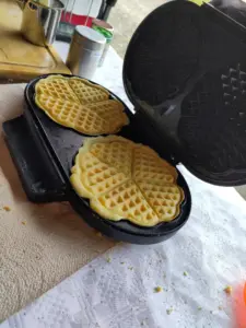 Waffeln im Waffeleisen die als Dankeschön ausgegeben wurden.